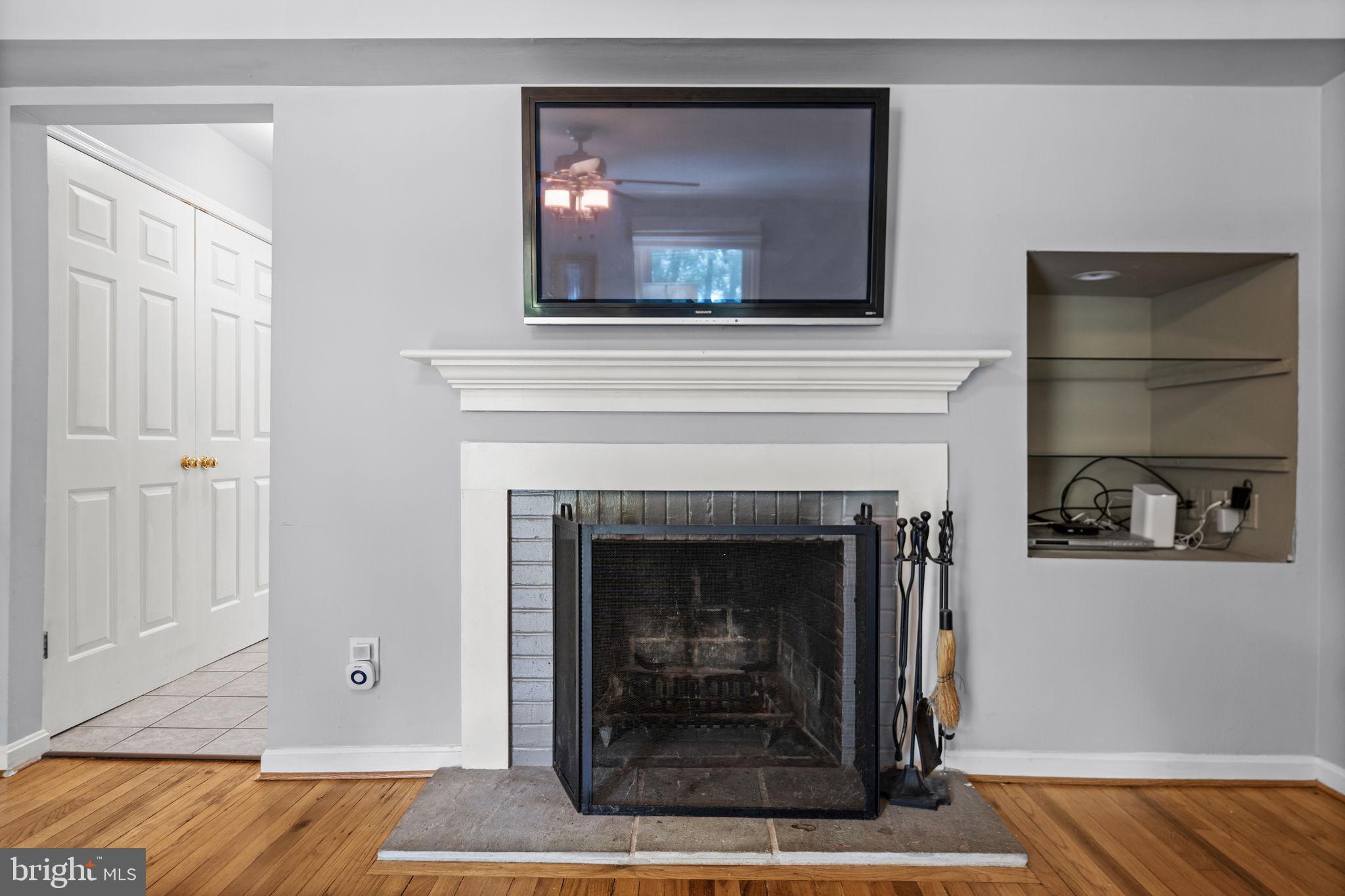8729 Fort Hunt Road Alexandria, VA 22308 - Photo 4 of 25 Foyer with Wood Burning Fireplace