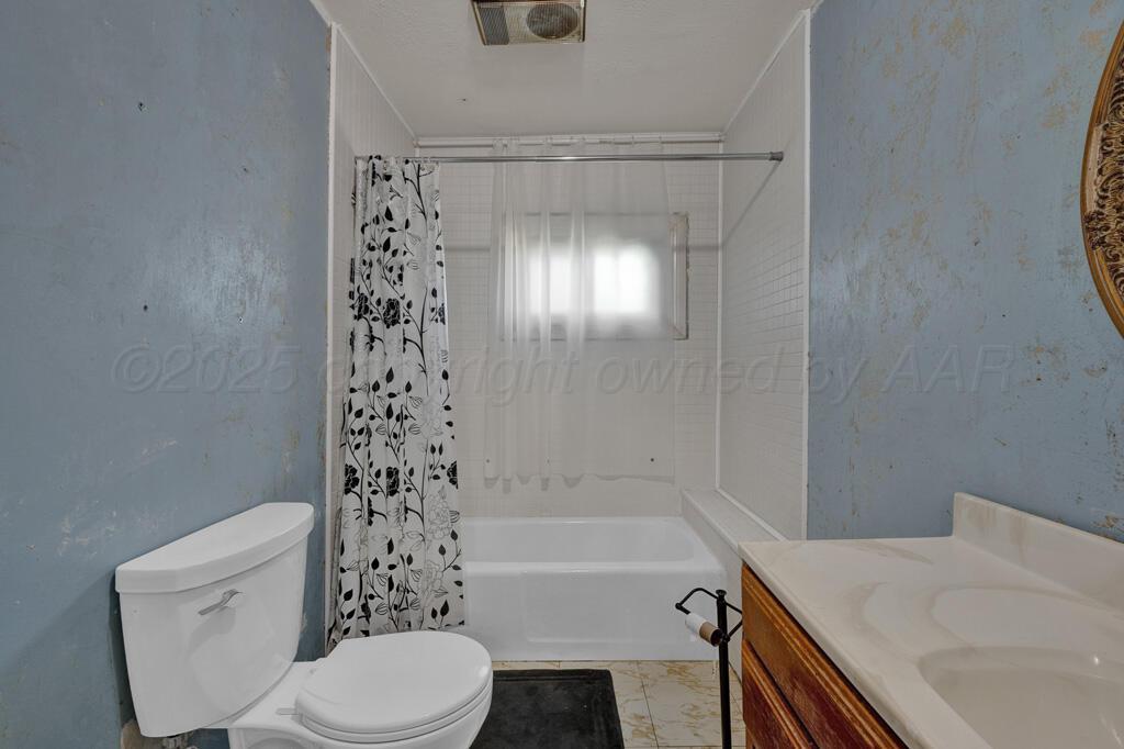 404 Chester Avenue Panhandle, TX 79068 - Photo 22 of 33 a bathroom with a sink a toilet and shower