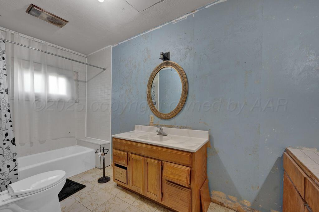 404 Chester Avenue Panhandle, TX 79068 - Photo 25 of 33 a bathroom with a sink toilet and shower