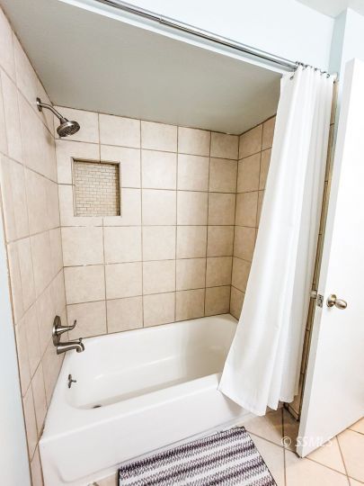 521 Sydnor Avenue Ridgecrest, CA 93555 - Photo 18 of 28 a bathroom with a bathtub and shower