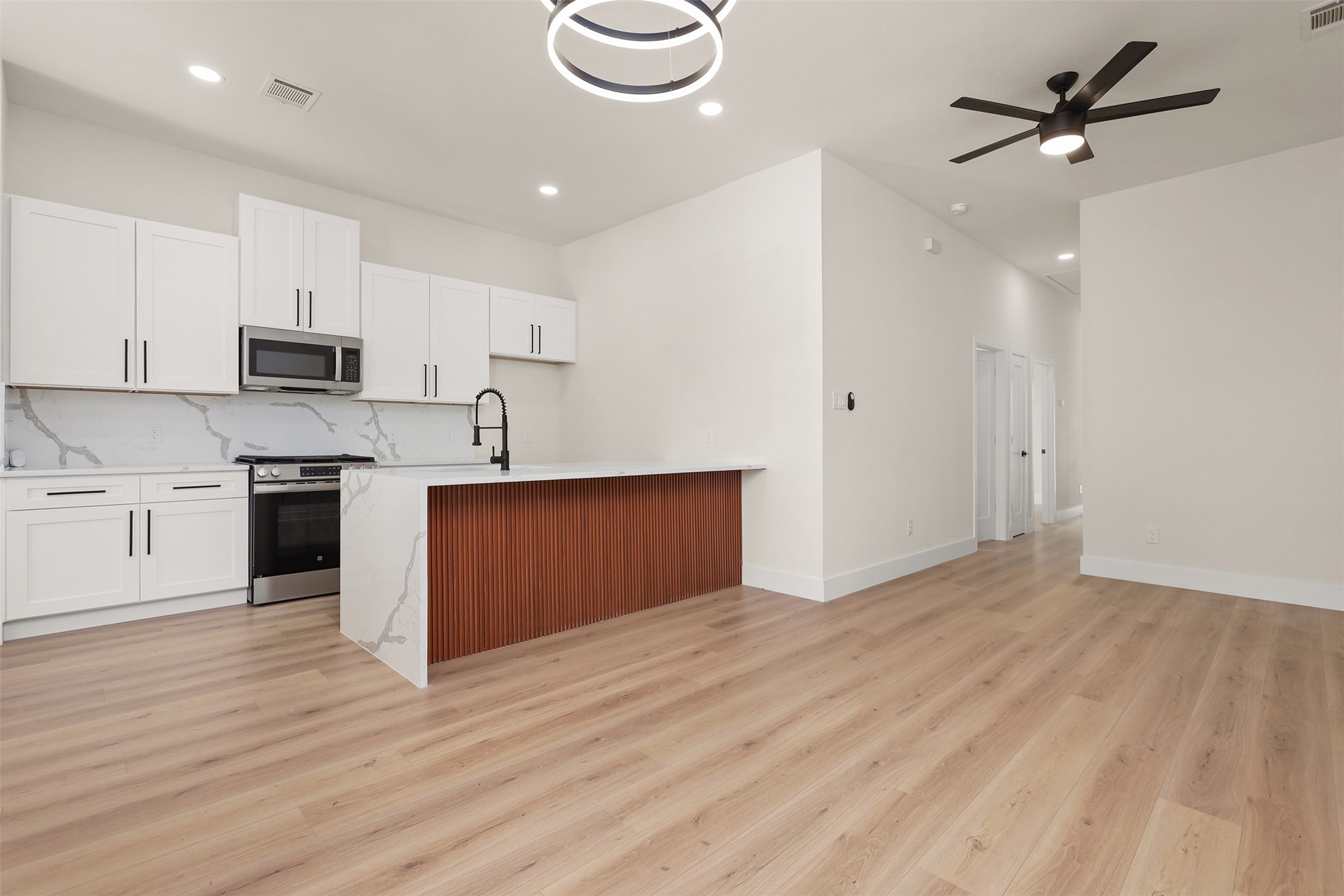 4728 Sunbeam Street Houston, TX 77033 - Photo 4 of 18 Living Room
