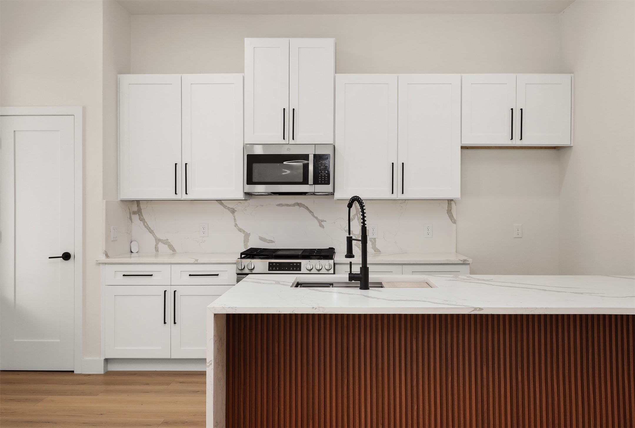 4728 Sunbeam Street Houston, TX 77033 - Photo 5 of 18 Kitchen