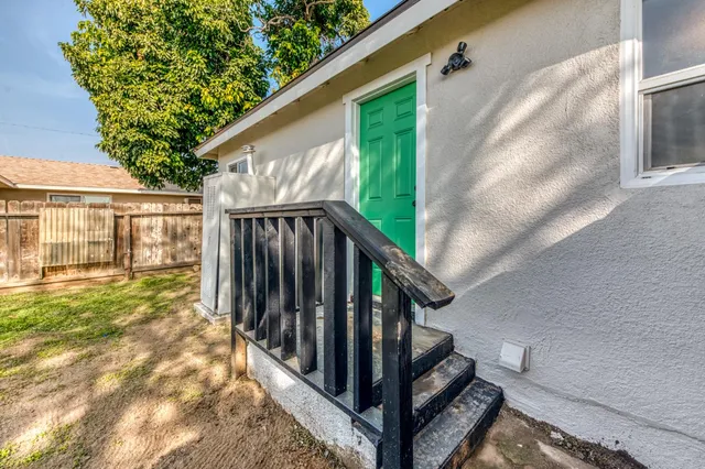 a view of a house with backyard and deck