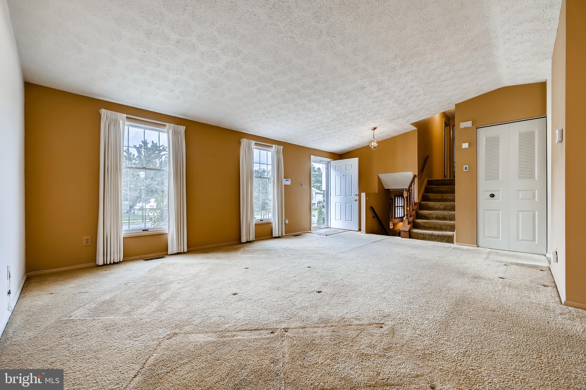 542 Fuselage Avenue Baltimore, MD 21221 - Photo 3 of 25