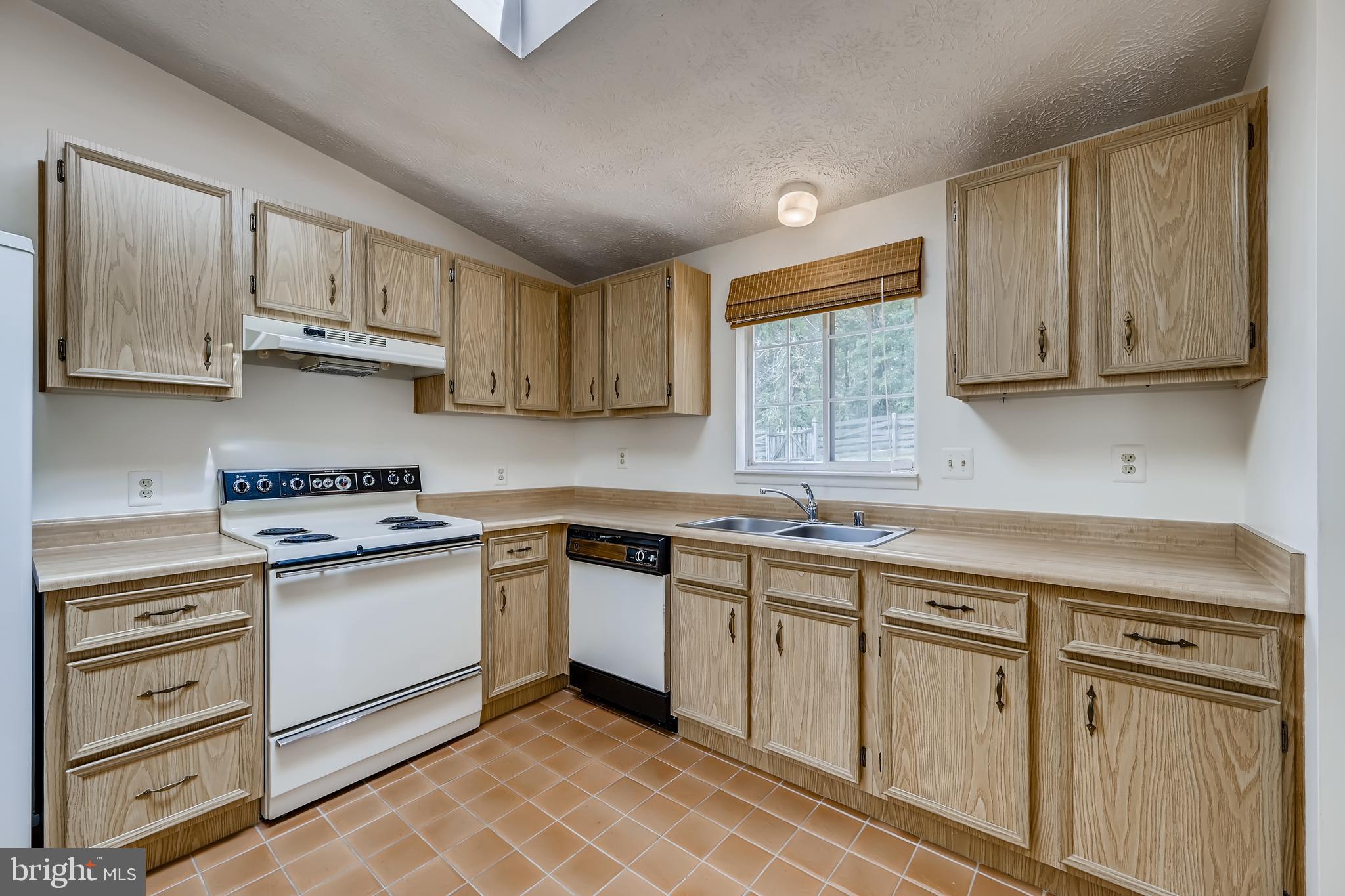 542 Fuselage Avenue Baltimore, MD 21221 - Photo 6 of 25