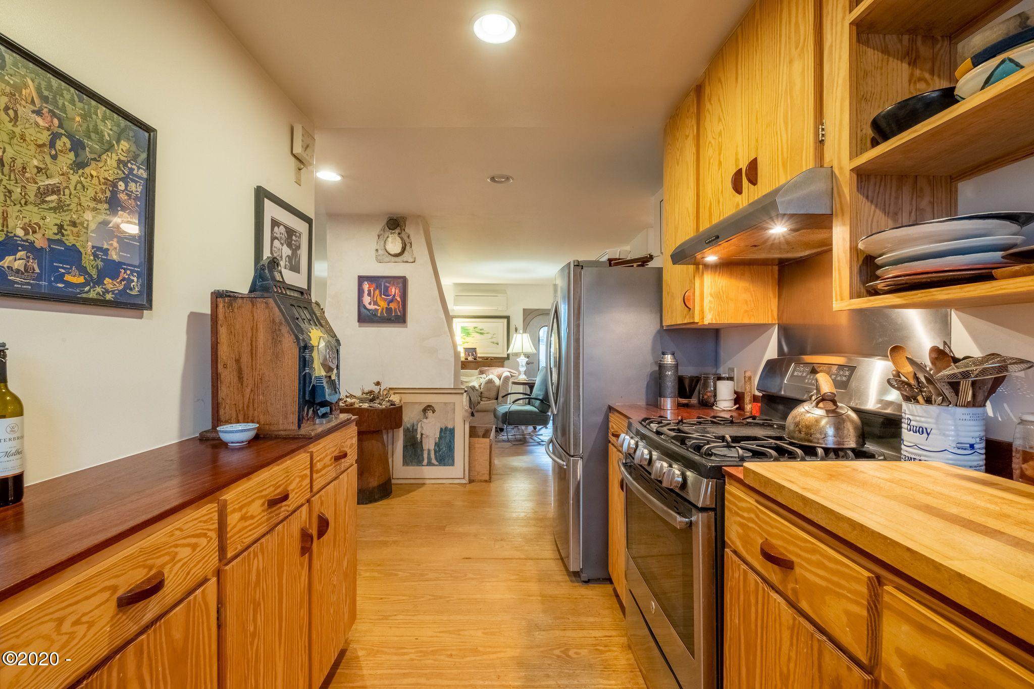 517 Southwest Hurbert Street Newport, OR 97365 - Photo 14 of 56 517SWHurbert (31)