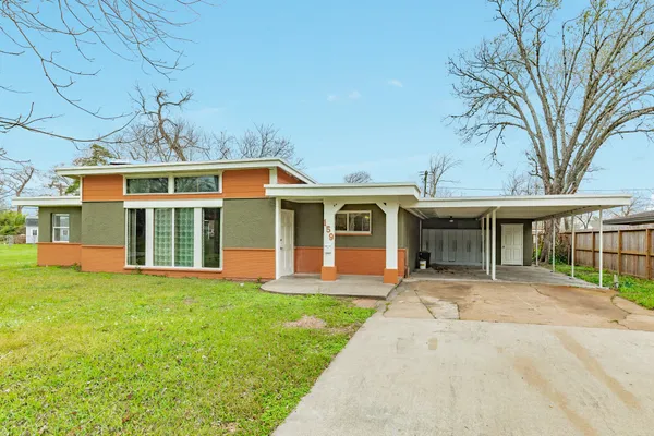 $2,050 | 159 Oak Drive, Lake Jackson, TX 77566