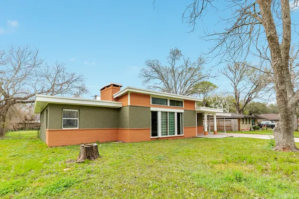 $2,050 | 159 Oak Drive, Lake Jackson, TX 77566