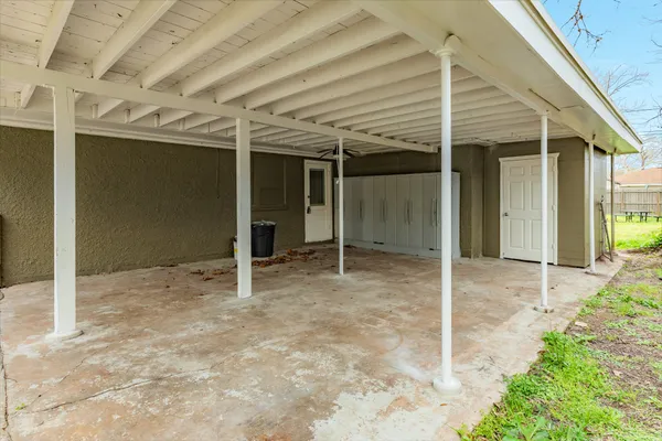 $2,050 | 159 Oak Drive, Lake Jackson, TX 77566