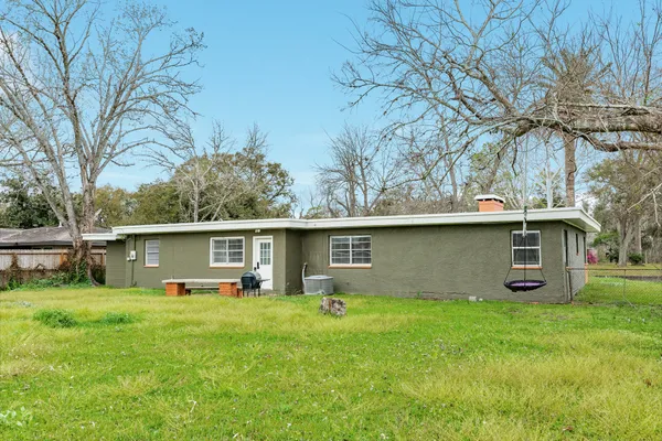 $2,050 | 159 Oak Drive, Lake Jackson, TX 77566