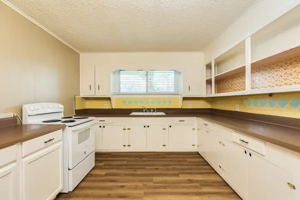 $2,050 | 159 Oak Drive, Lake Jackson, TX 77566