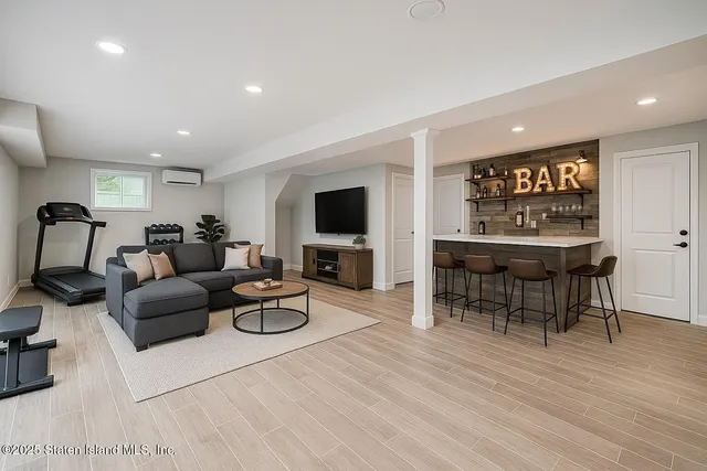 $1,480,000 | 674 Arden Avenue | Annadale