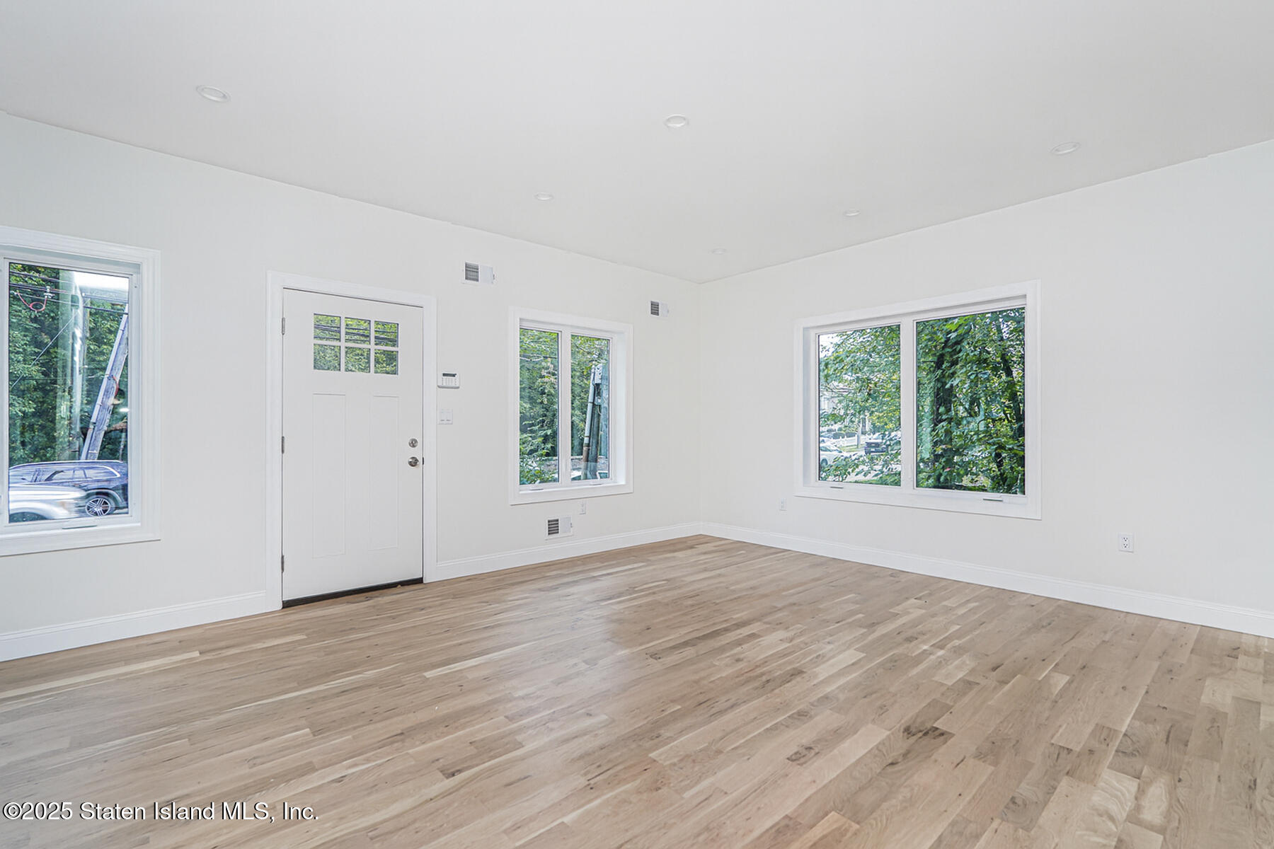 674 Arden Avenue Staten Island, NY 10312 - Photo 3 of 39 05 - Living + Dining