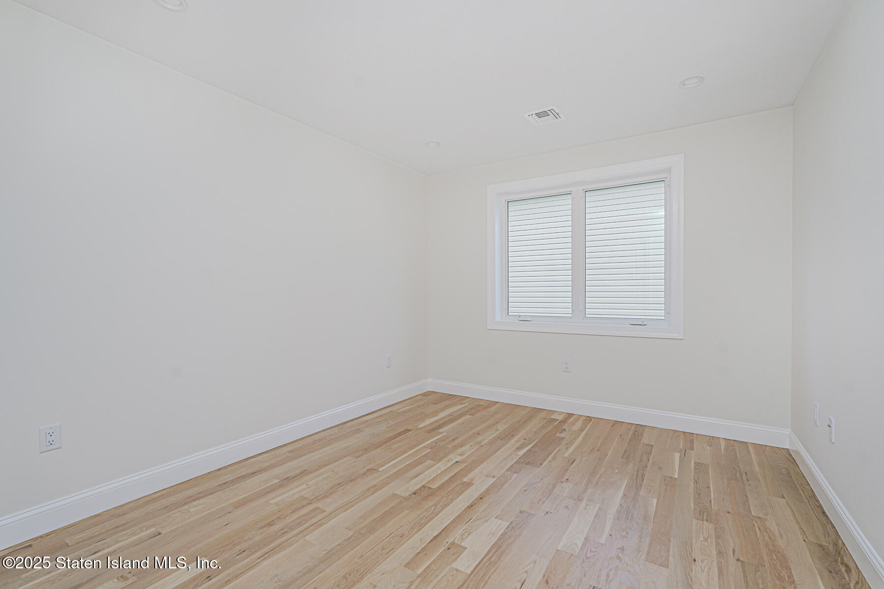 674 Arden Avenue Staten Island, NY 10312 - Photo 32 of 39 27 - Bedroom 6