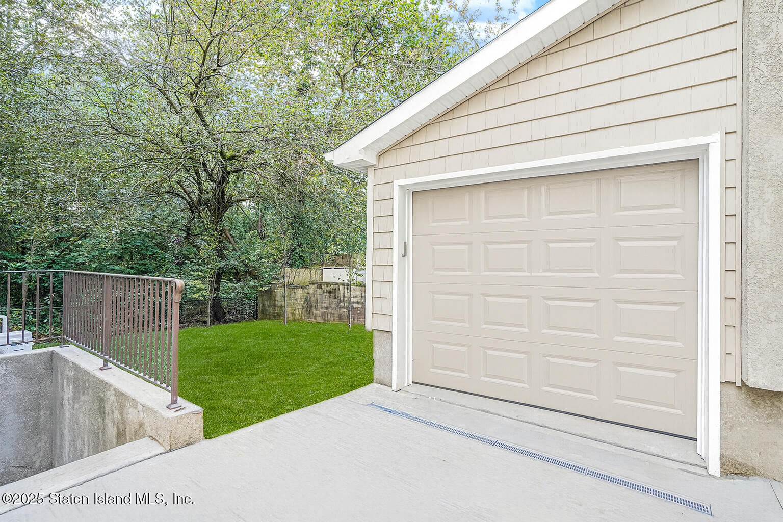 674 Arden Avenue Staten Island, NY 10312 - Photo 33 of 39 04 - Garage