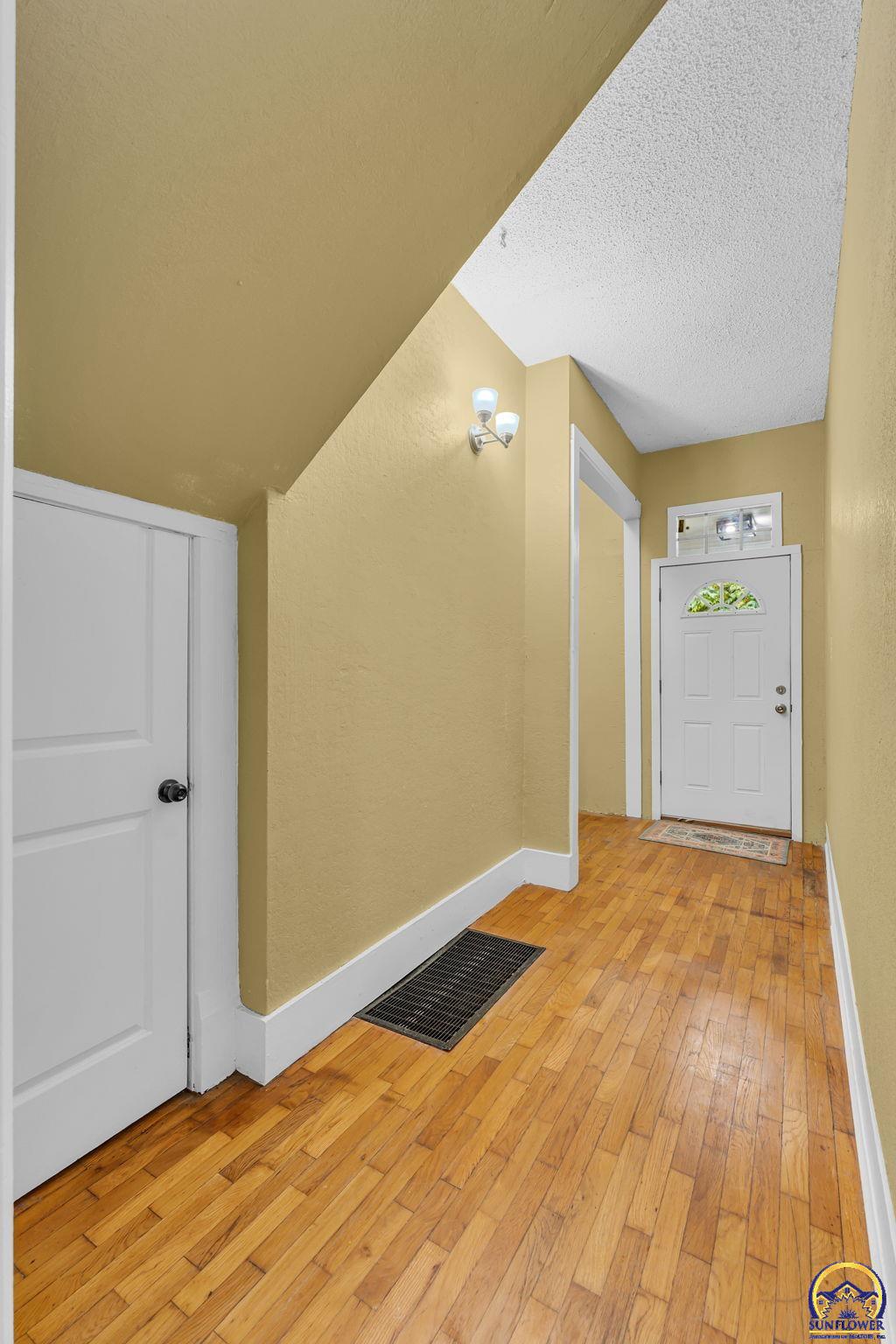 731 Southwest Lincoln Street Topeka, KS 66606 - Photo 4 of 28