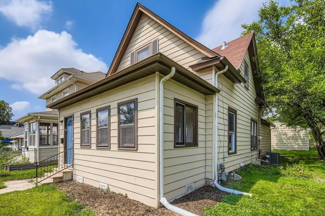 $2,599 | 915 X Fuller Avenue, St. Paul, MN 55104