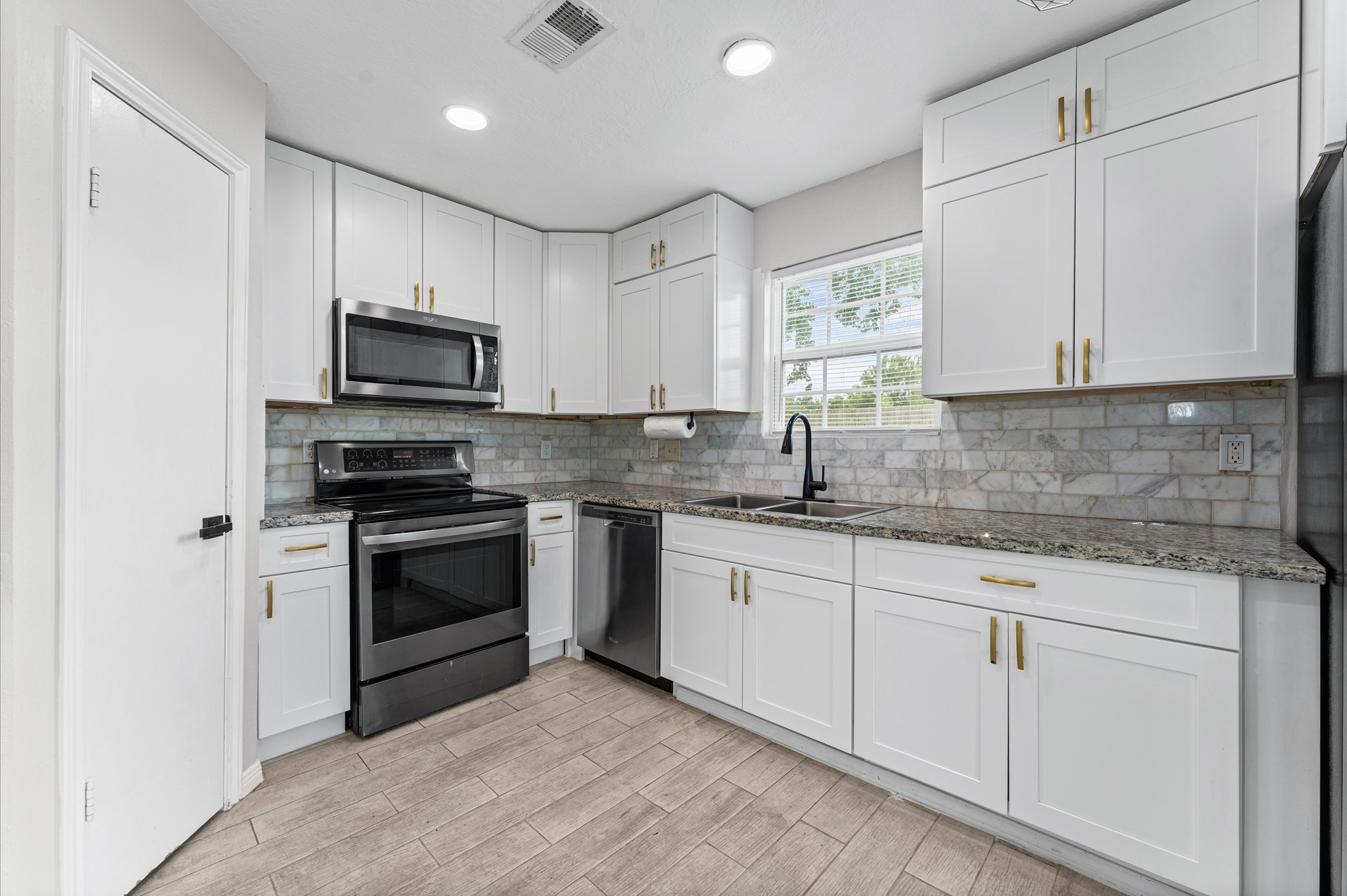 7810 Poitiers Drive Houston, TX 77071 - Photo 9 of 29