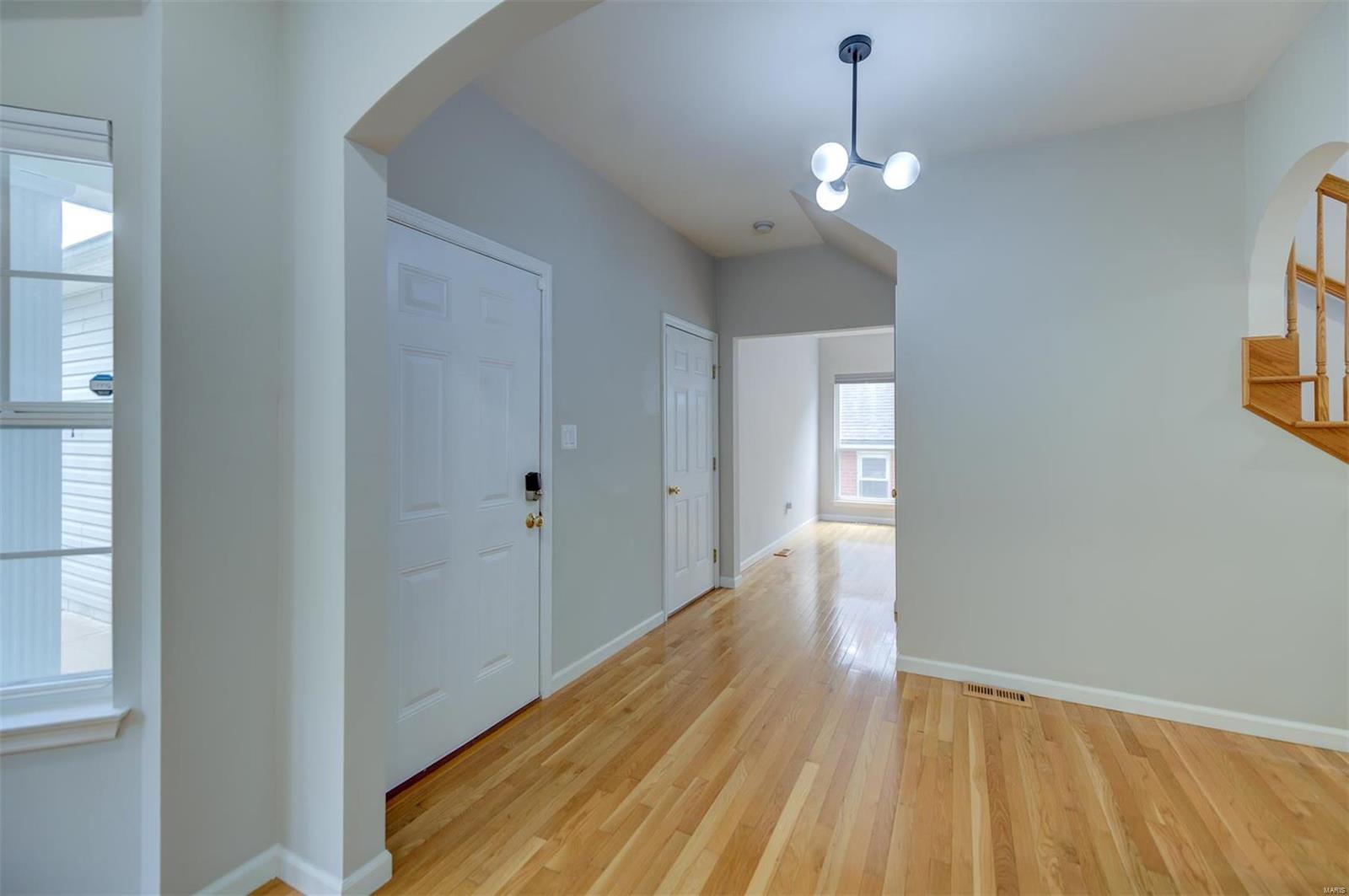 831 Larkin Avenue Creve Coeur, MO 63141 - Photo 2 of 56