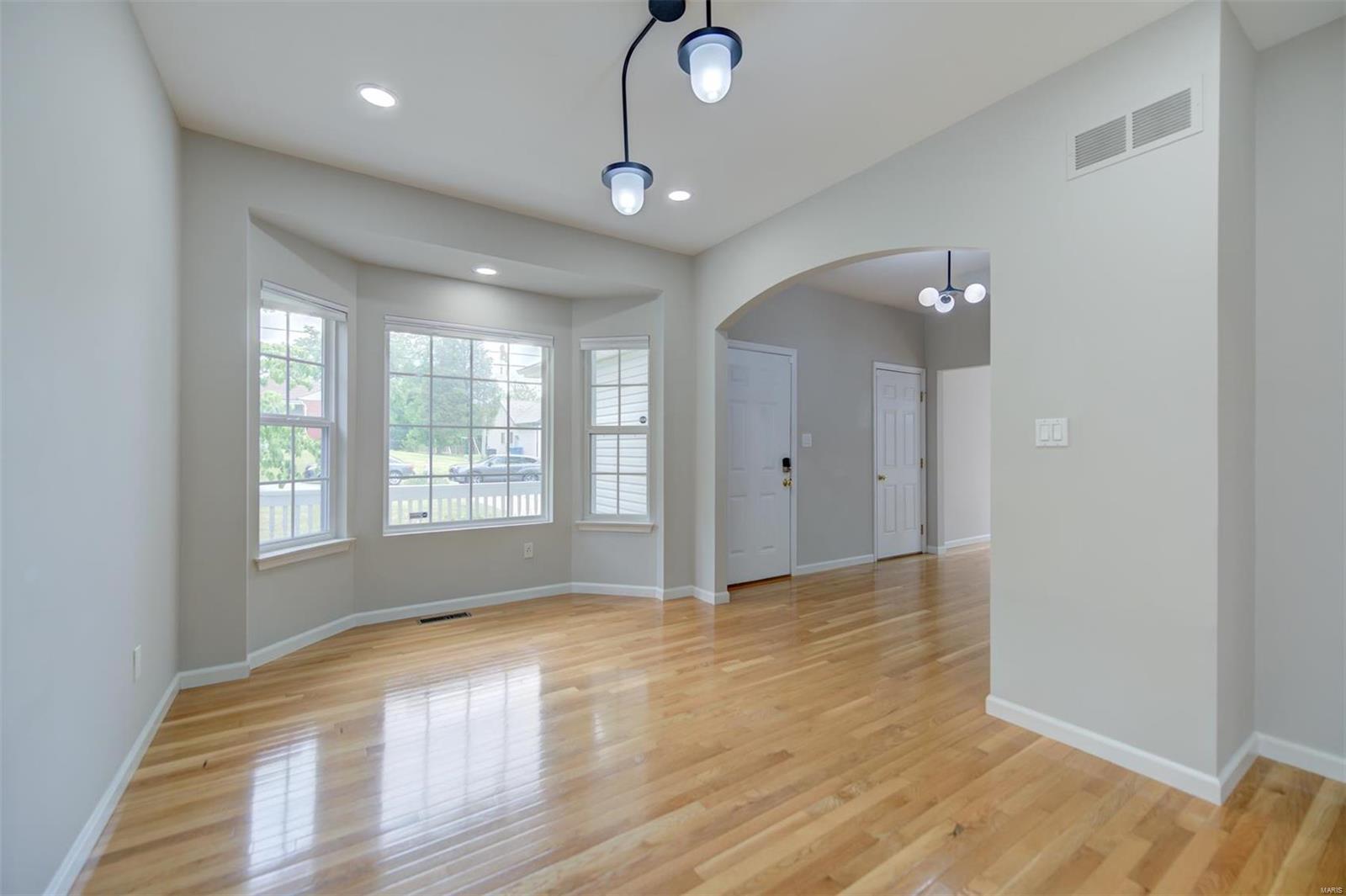 831 Larkin Avenue Creve Coeur, MO 63141 - Photo 7 of 56