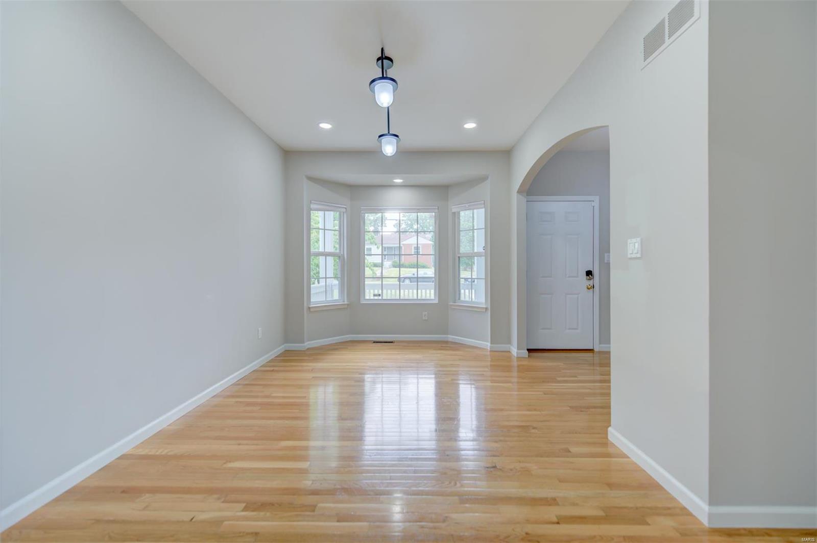 831 Larkin Avenue Creve Coeur, MO 63141 - Photo 8 of 56