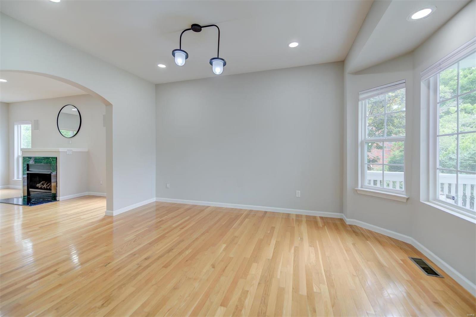 831 Larkin Avenue Creve Coeur, MO 63141 - Photo 9 of 56