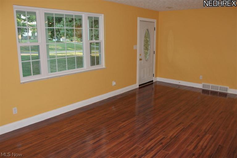 6985 Minnick Road Nashport, OH 43830 - Photo 5 of 20 Living Room