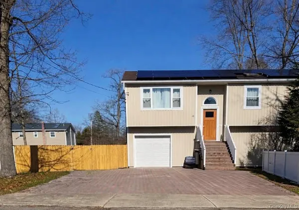 $2,850 | 31 Perry Lane, Wheatley Heights, NY 11798