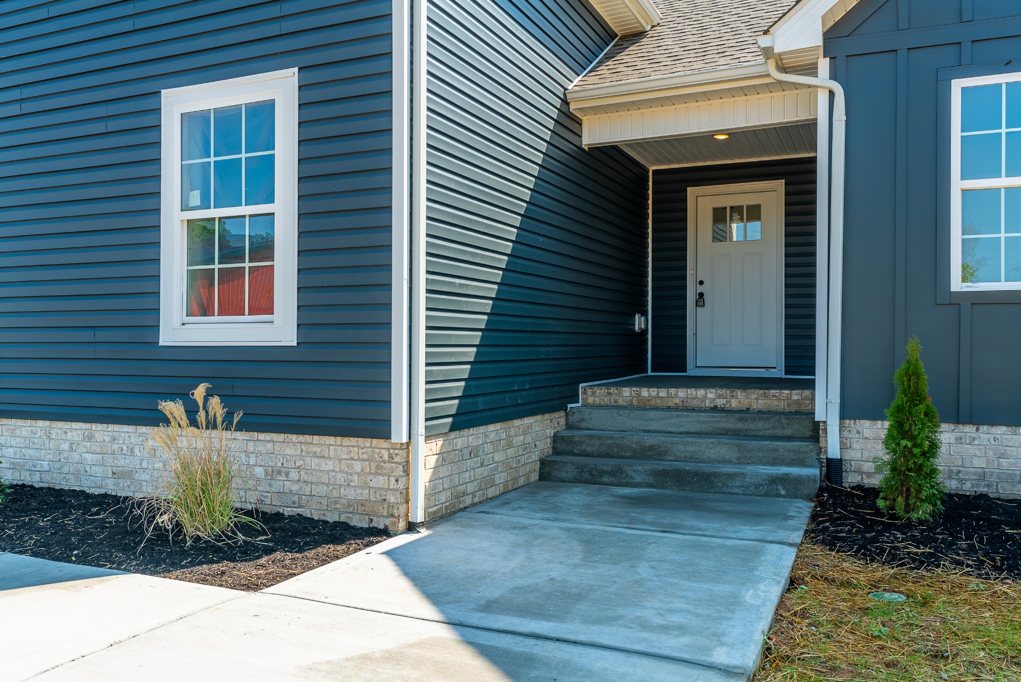 4144 Dot Road Springfield, TN 37172 - Photo 4 of 52 a front view of a house