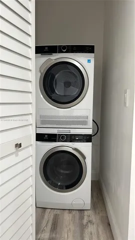 a close up view of a washer and dryer