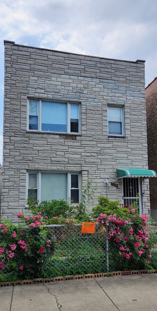 a front view of house and yard