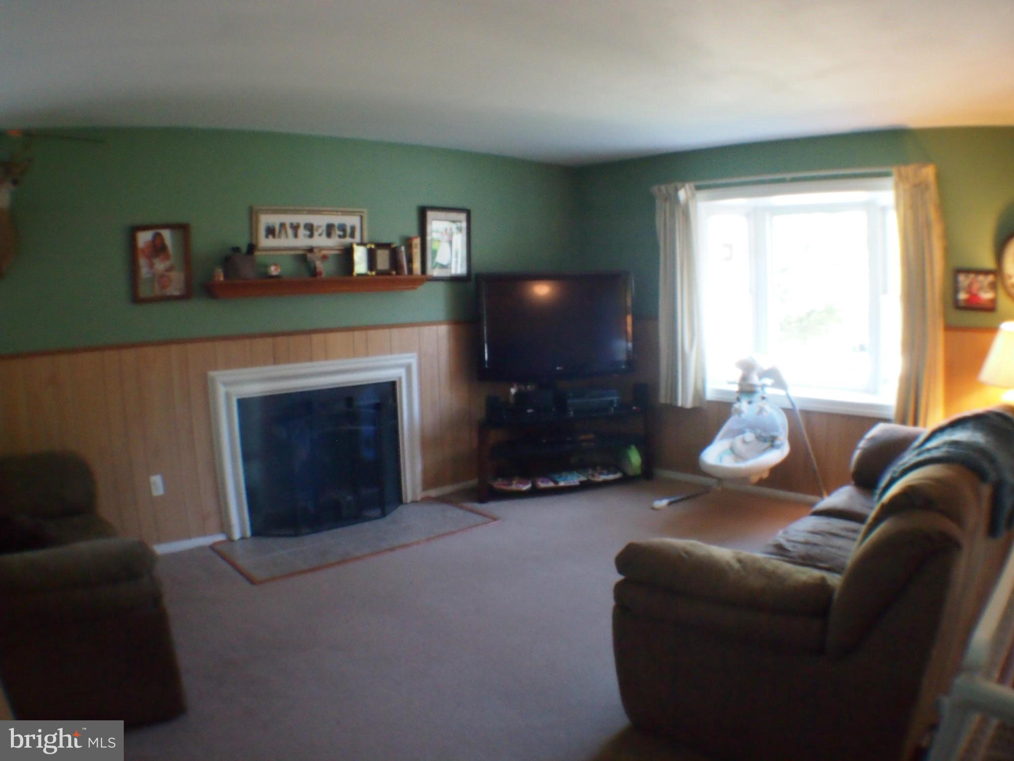 1647 Bay Ridge Road Edgewater, MD 21037 - Photo 5 of 24 Living Room