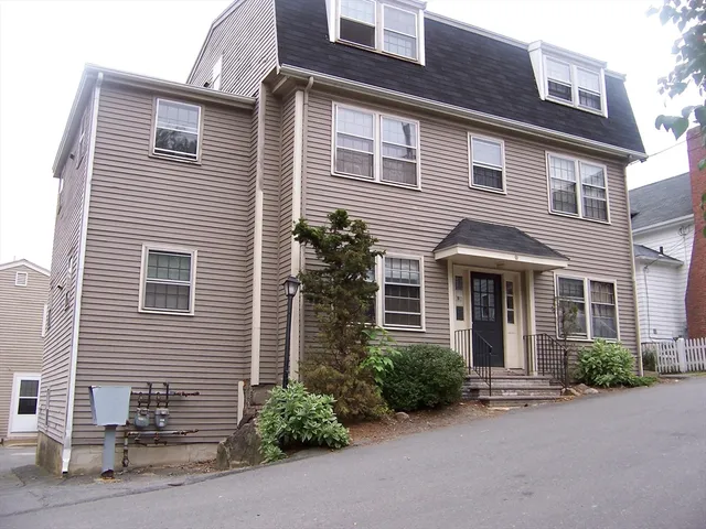 $1,950 | 9 Hillside Avenue, Unit 4, Marblehead, MA 01945