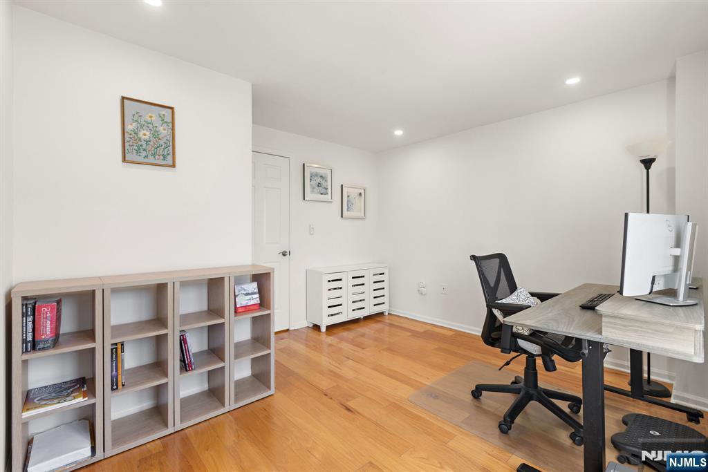 316 Nelson Court Edgewater, NJ 07020 - Photo 19 of 29 a workspace with furniture