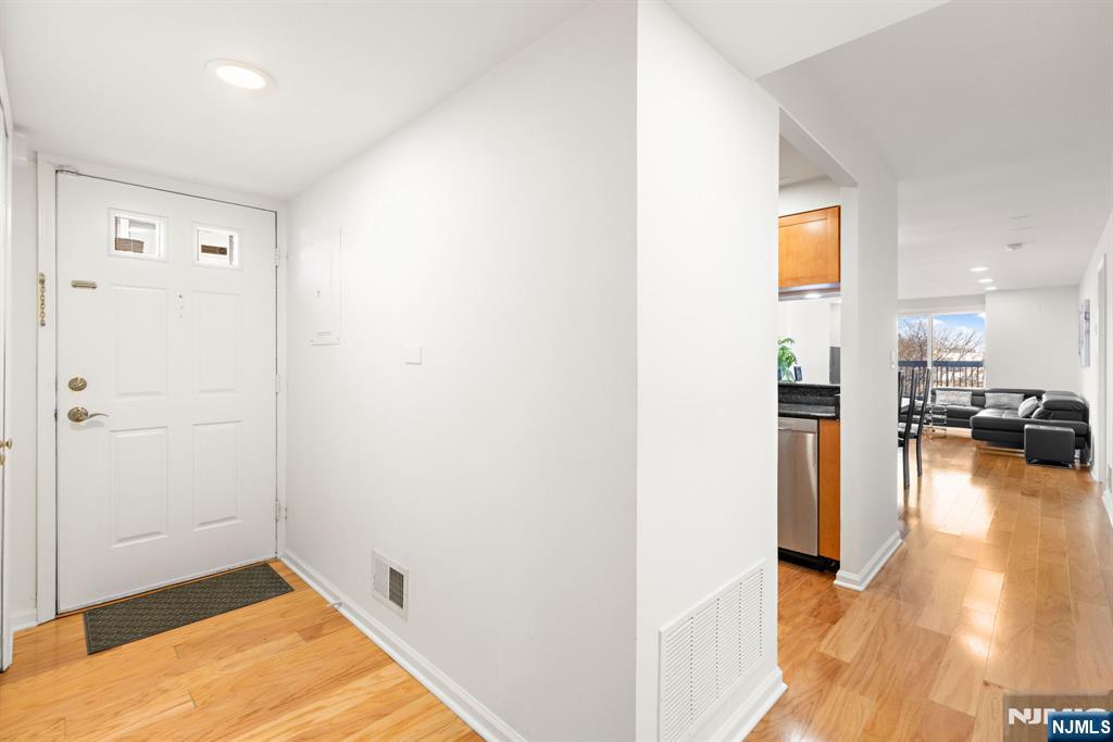 316 Nelson Court Edgewater, NJ 07020 - Photo 22 of 29 a view of a living room