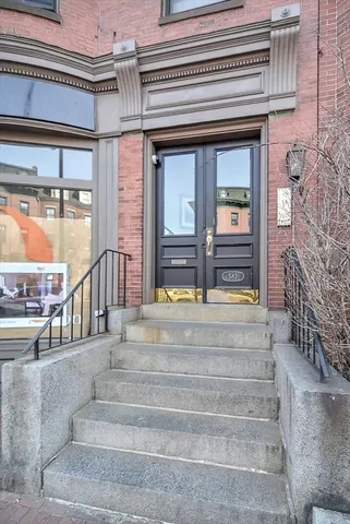 a view of entryway with a front door