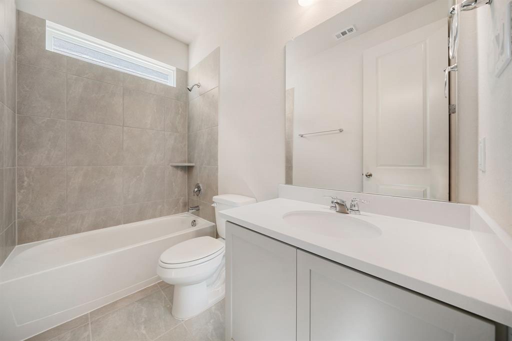 912 Alberta Spruce Road Justin, TX 76247 - Photo 8 of 35 a bathroom with a sink a toilet and a bathtub