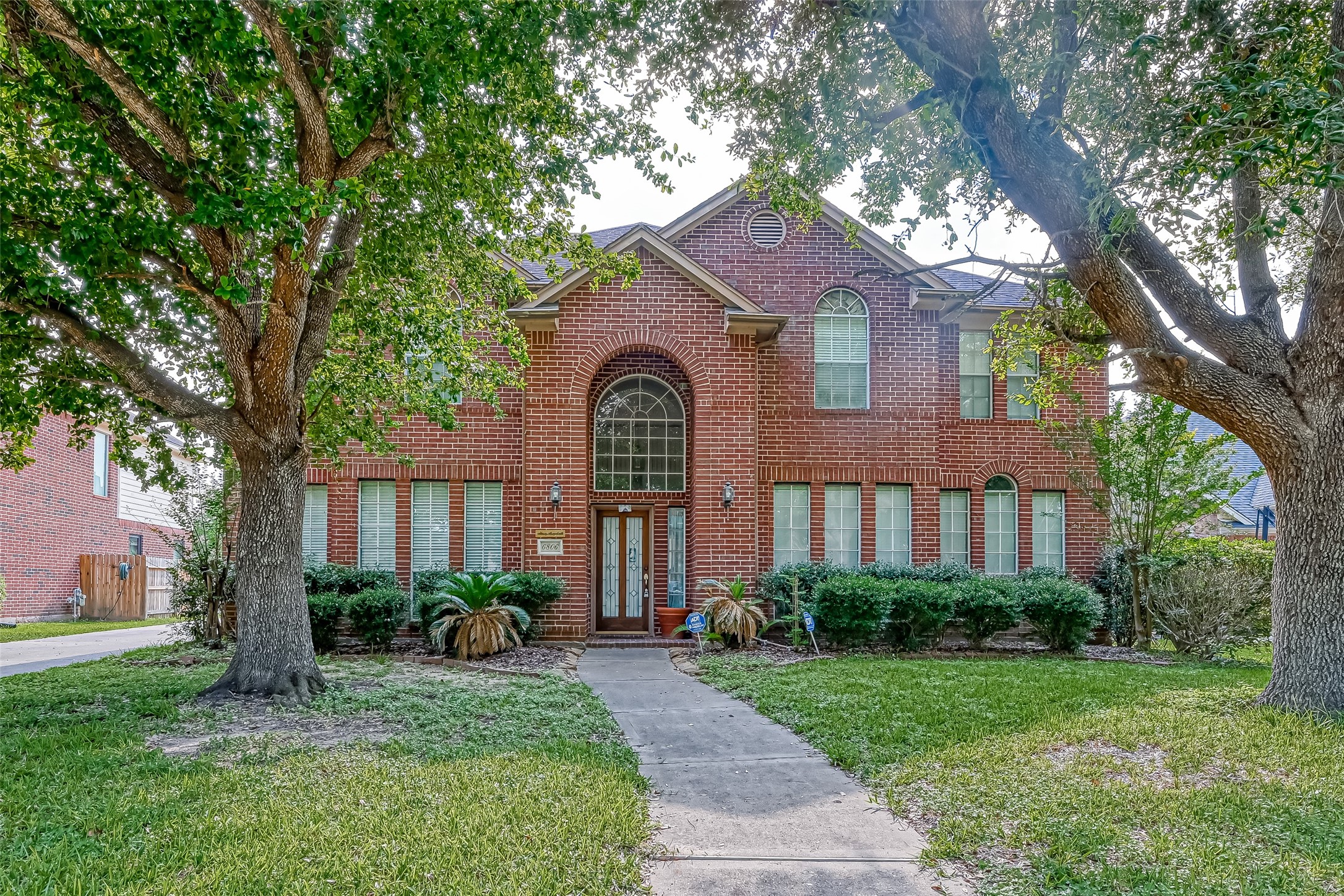 a house view with a outdoor space