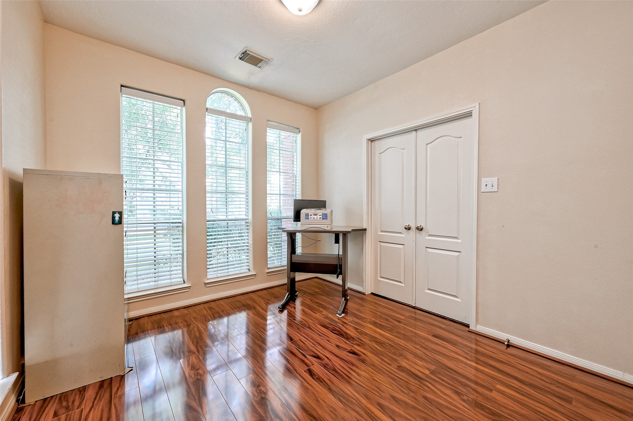 6806 Rhodes Court Missouri City, TX 77459 - Photo 28 of 50 a view of a livingroom with furniture and wooden floor