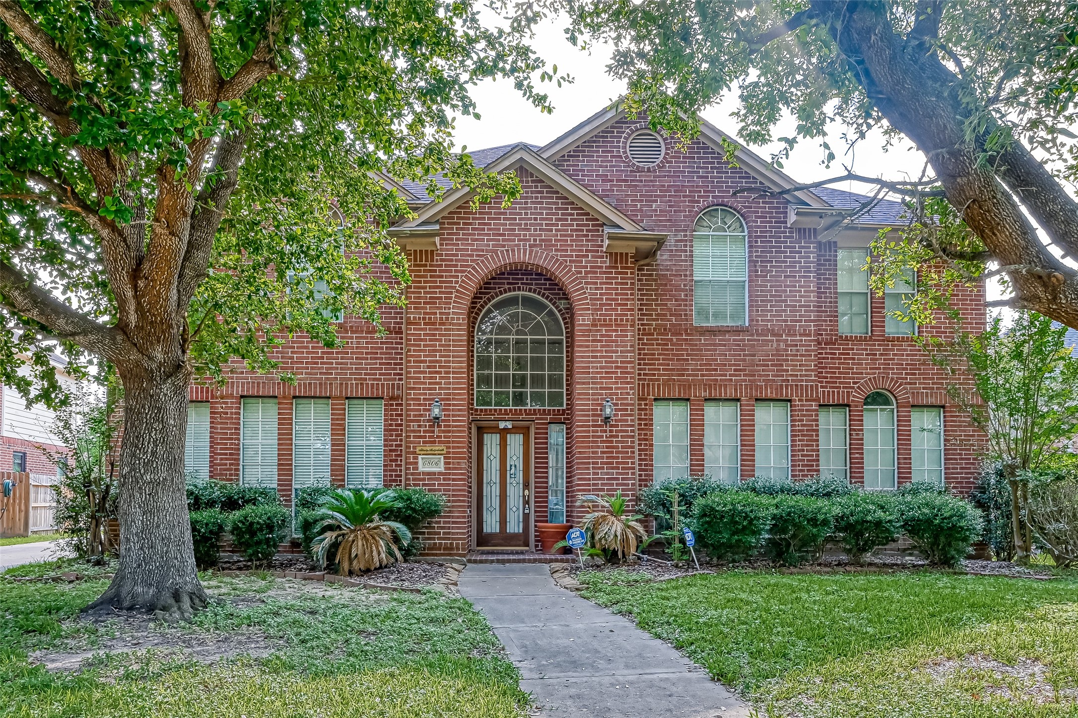 6806 Rhodes Court Missouri City, TX 77459 - Photo 3 of 50 a front view of a house with yard and green space