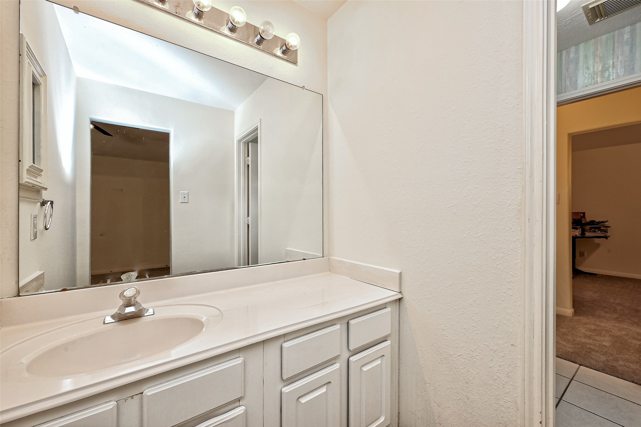 6806 Rhodes Court Missouri City, TX 77459 - Photo 34 of 50 a bathroom with a sink and a mirror