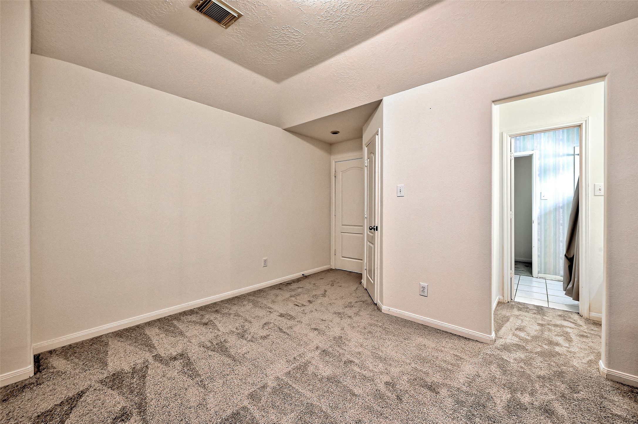 6806 Rhodes Court Missouri City, TX 77459 - Photo 37 of 50 an empty room with a workbench