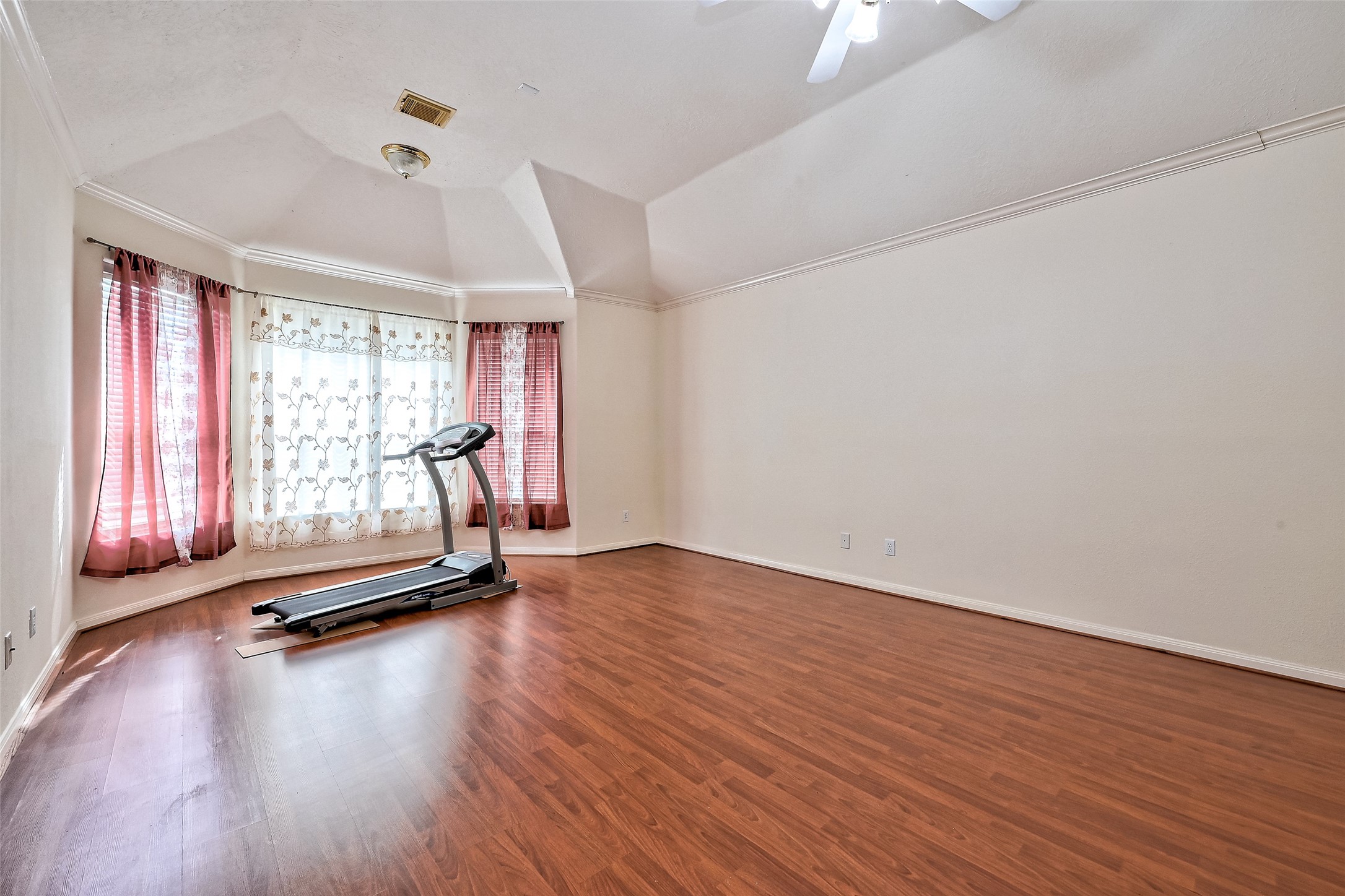 6806 Rhodes Court Missouri City, TX 77459 - Photo 39 of 50 a view of a room with gym equipment