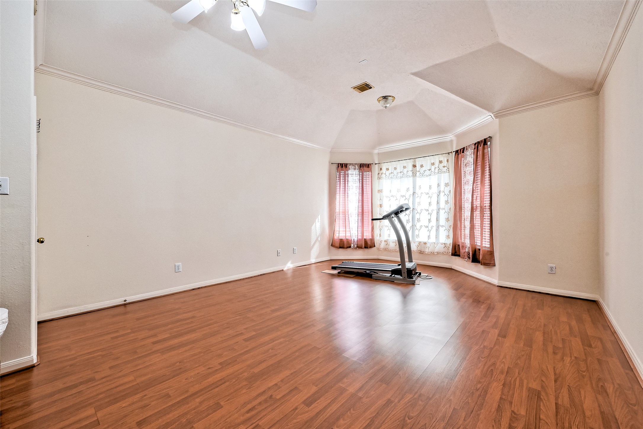 6806 Rhodes Court Missouri City, TX 77459 - Photo 40 of 50 an empty room with wooden floor and windows