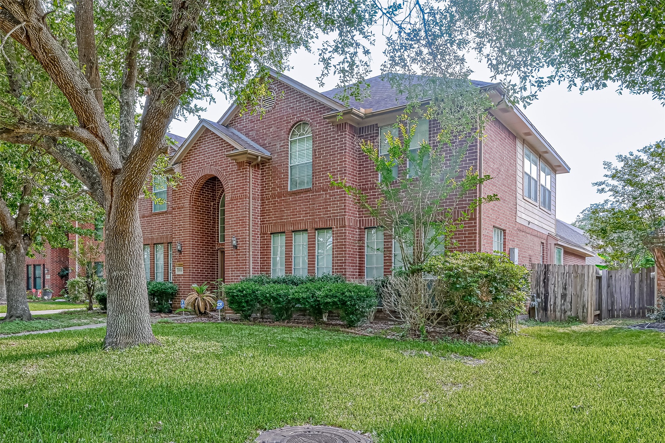 6806 Rhodes Court Missouri City, TX 77459 - Photo 4 of 50 a front view of a house with garden