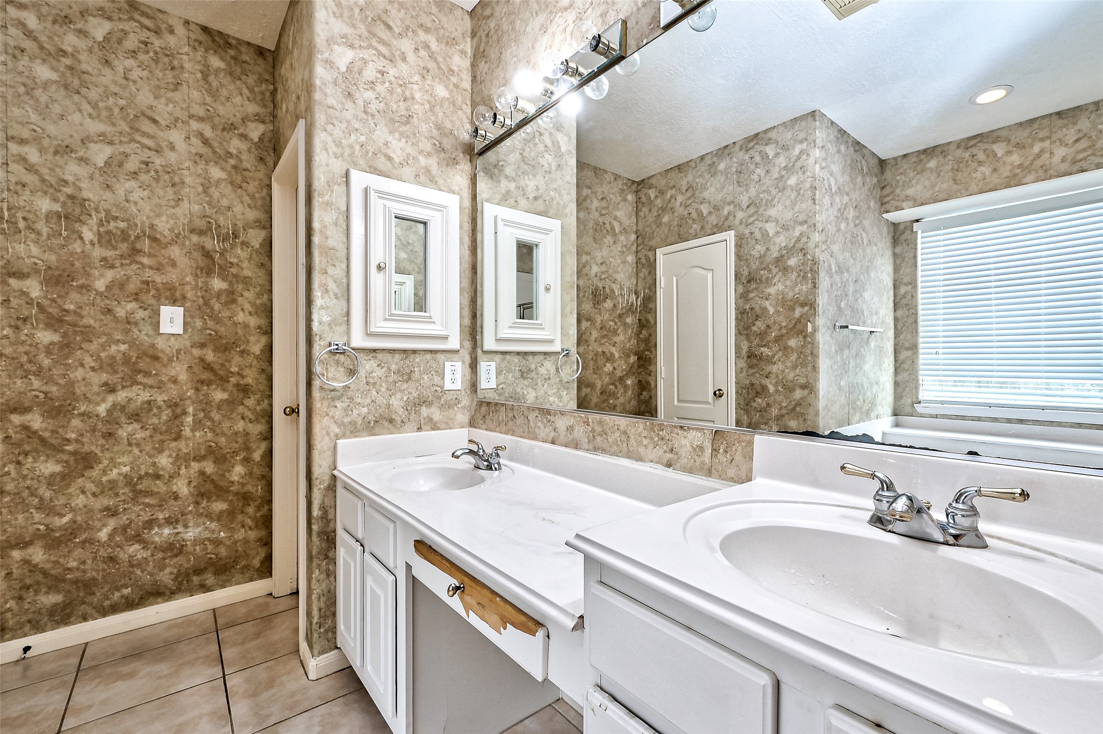 6806 Rhodes Court Missouri City, TX 77459 - Photo 41 of 50 a bathroom with a sink and a mirror