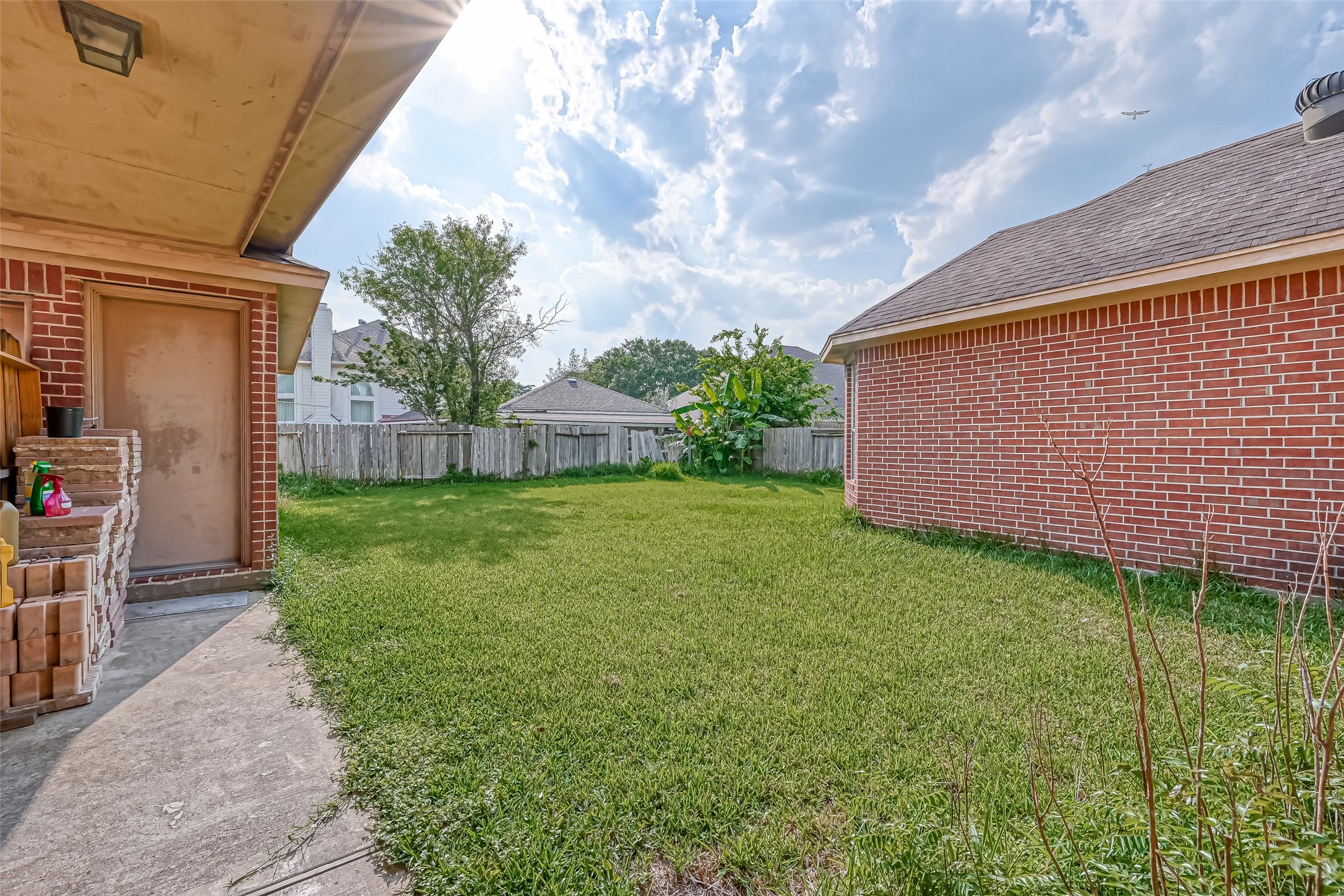 6806 Rhodes Court Missouri City, TX 77459 - Photo 48 of 50 a backyard of a house with lots of green space