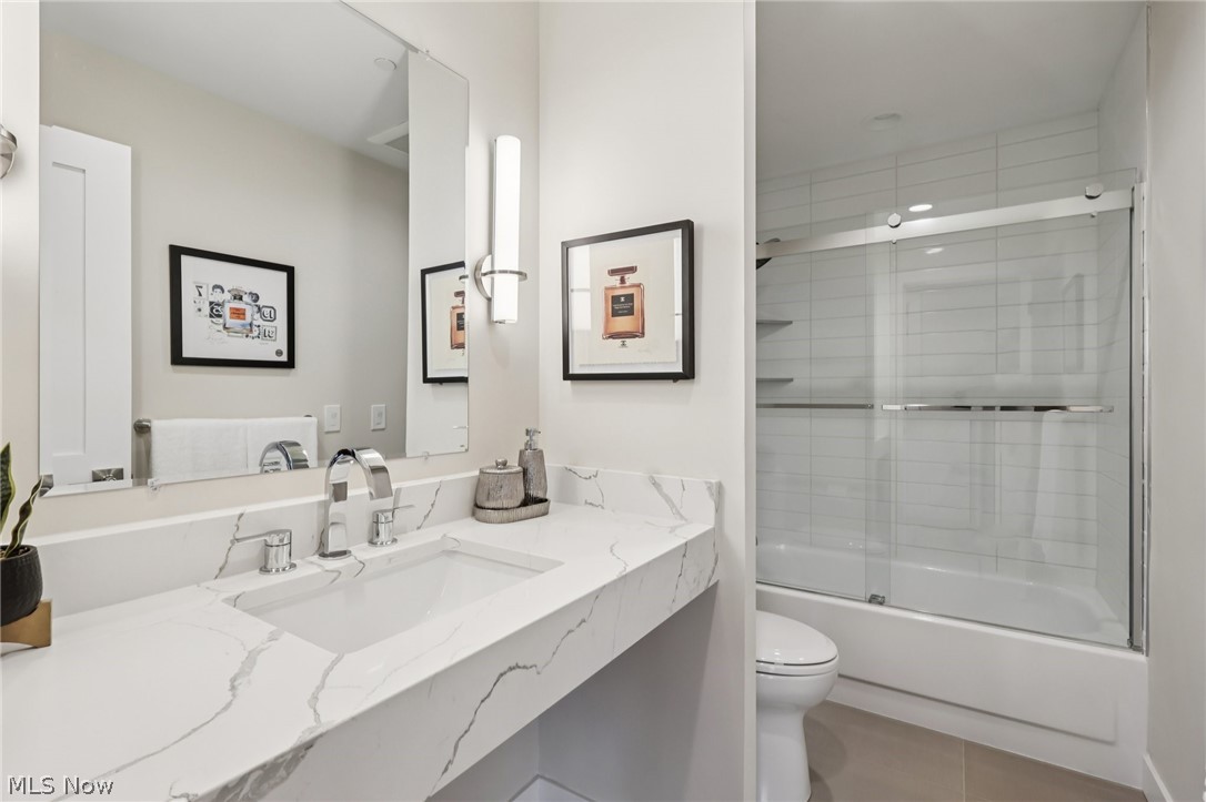 27500 Cedar Road, Unit 804 Beachwood, OH 44122 - Photo 21 of 39 Hall bathroom