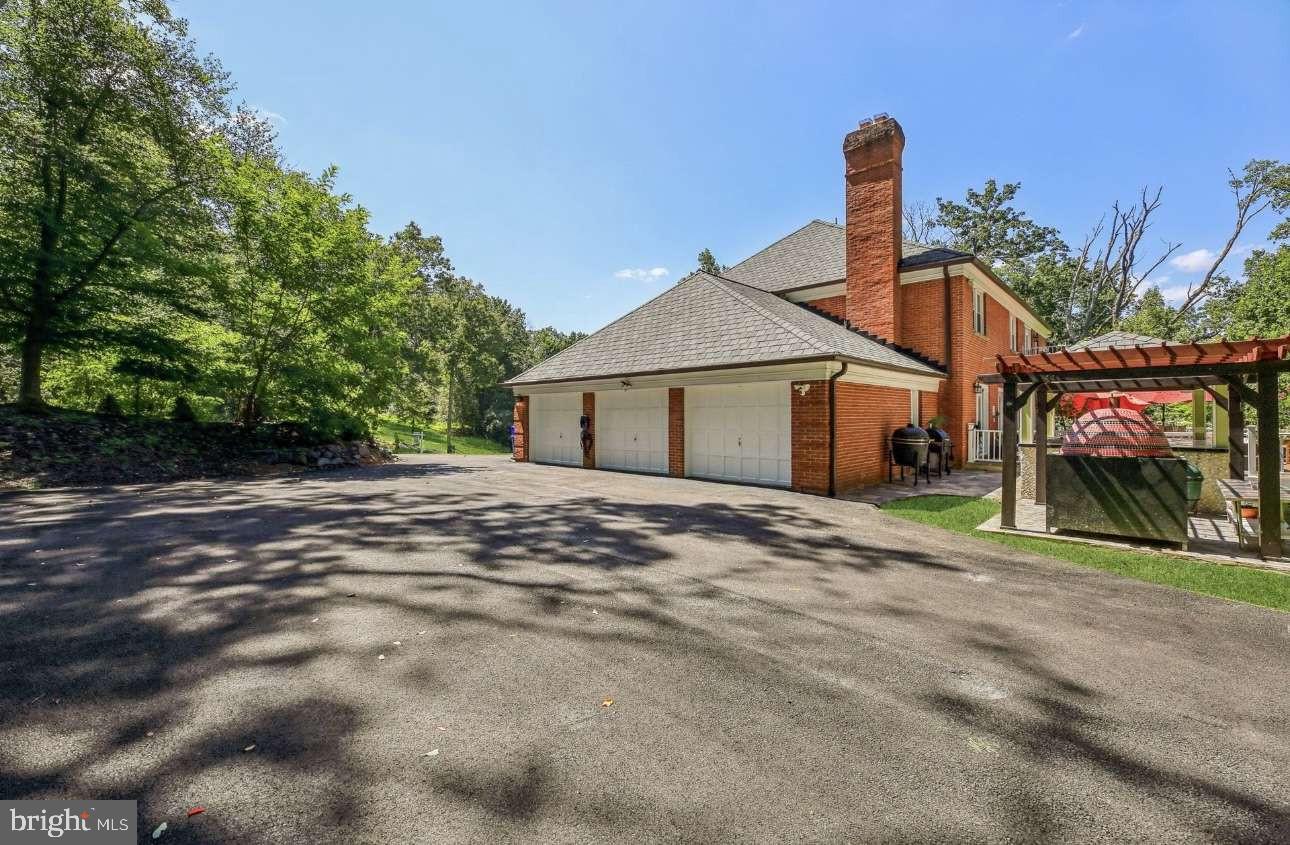 10900 Tara Road Rockville, MD 20854 - Photo 5 of 22