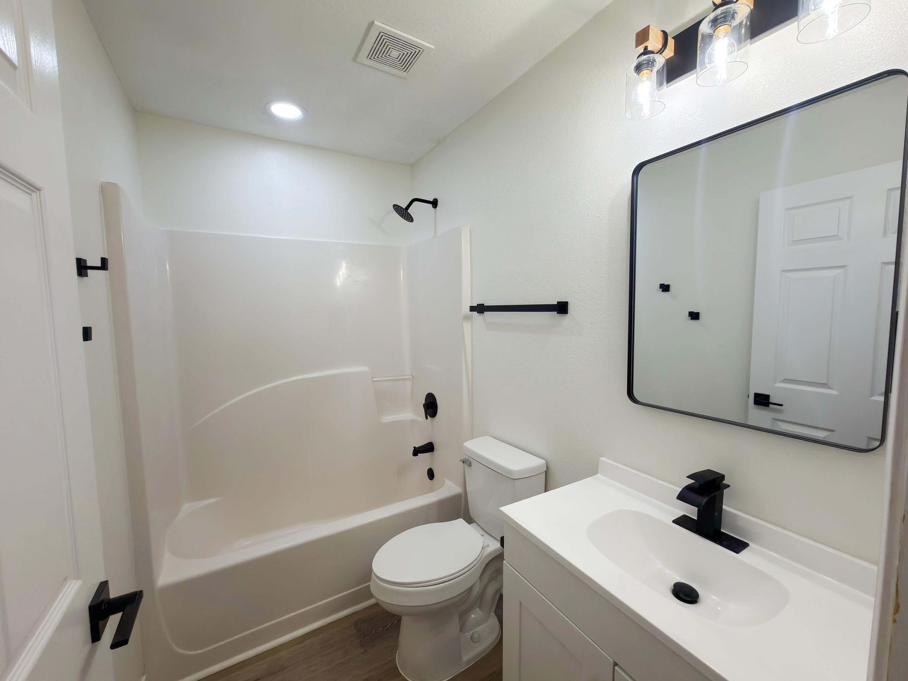 6121 Robin Road Crestview, FL 32539 - Photo 19 of 26 a bathroom with a sink mirror toilet and bathtub